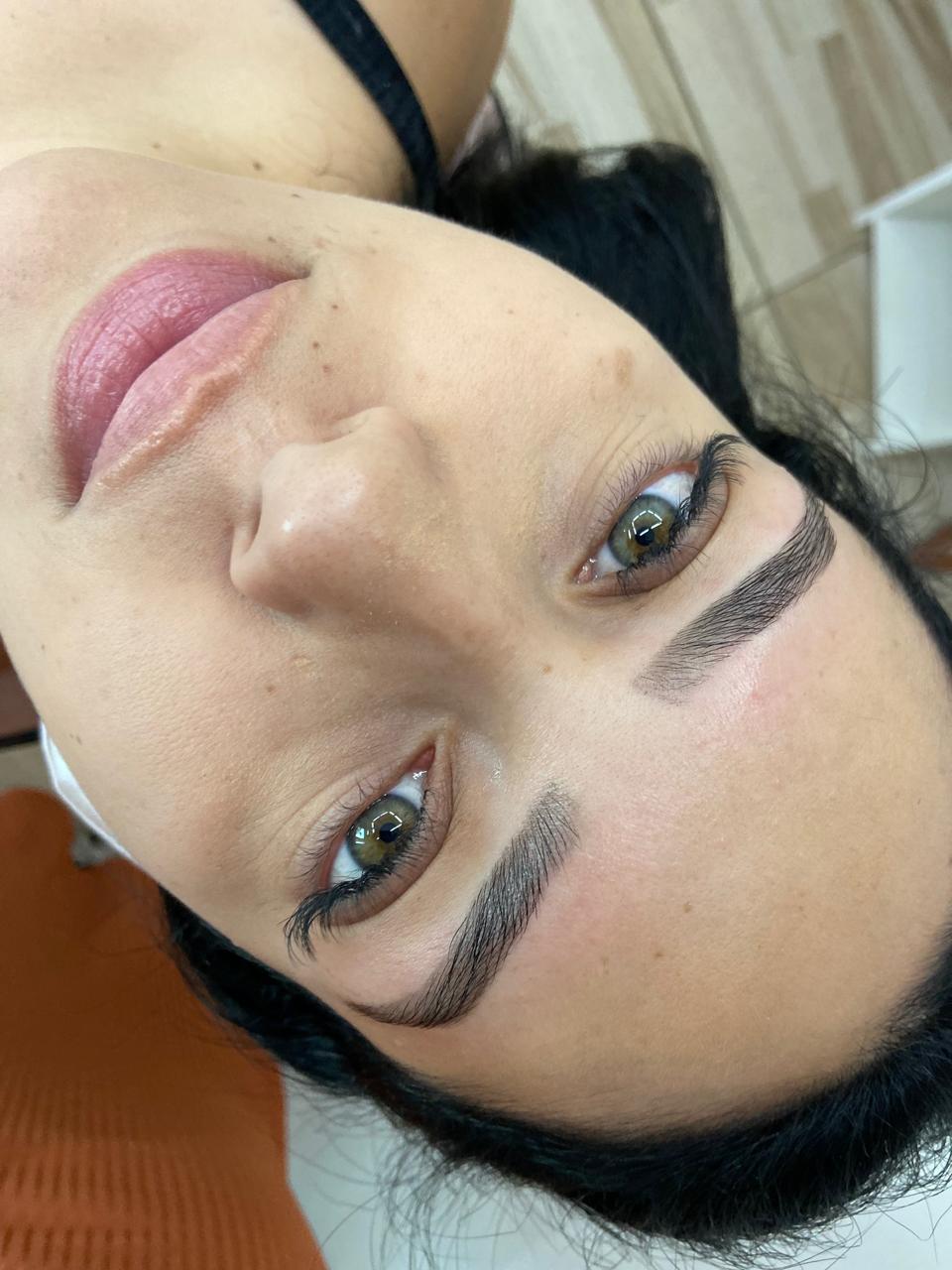 Design de sobrancelha com linha por Rafaela Baião – contorno preciso